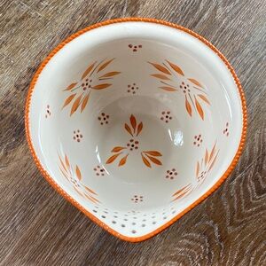 Temp-Tations Old World 1,5 quart ceramic Colander Bowl in Orange Floral
